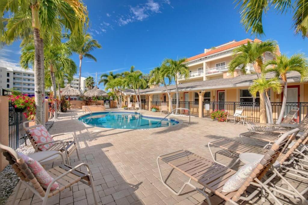Steps To The Beach And Restaurants! - Coconut Villa'S Suite 1 St. Pete Beach Exterior photo