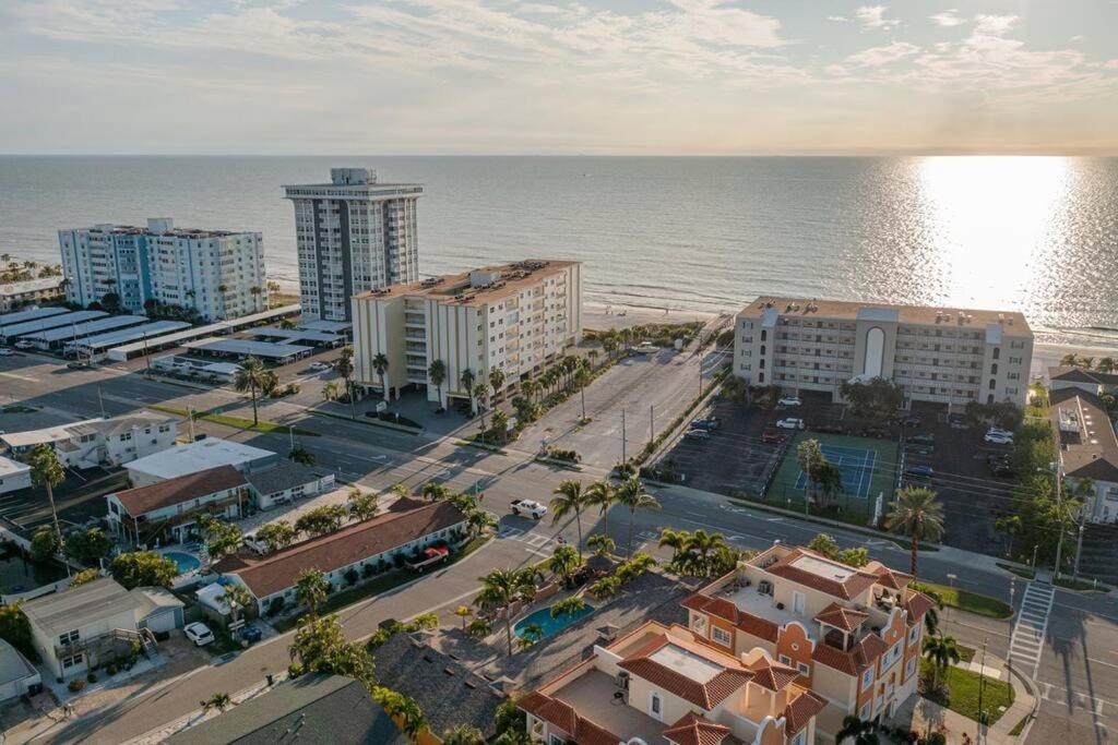 Steps To The Beach And Restaurants! - Coconut Villa'S Suite 1 St. Pete Beach Exterior photo