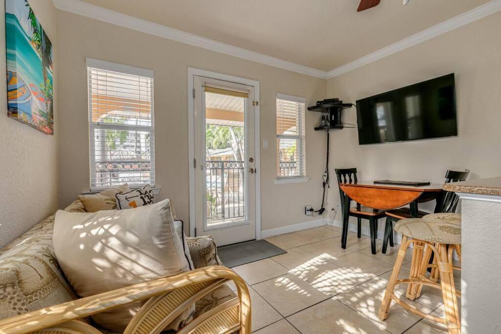 Steps To The Beach And Restaurants! - Coconut Villa'S Suite 1 St. Pete Beach Exterior photo