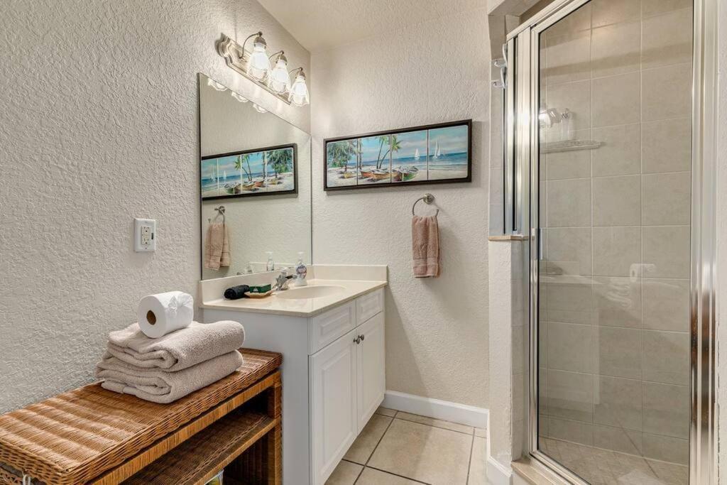 Steps To The Beach And Restaurants! - Coconut Villa'S Suite 1 St. Pete Beach Exterior photo
