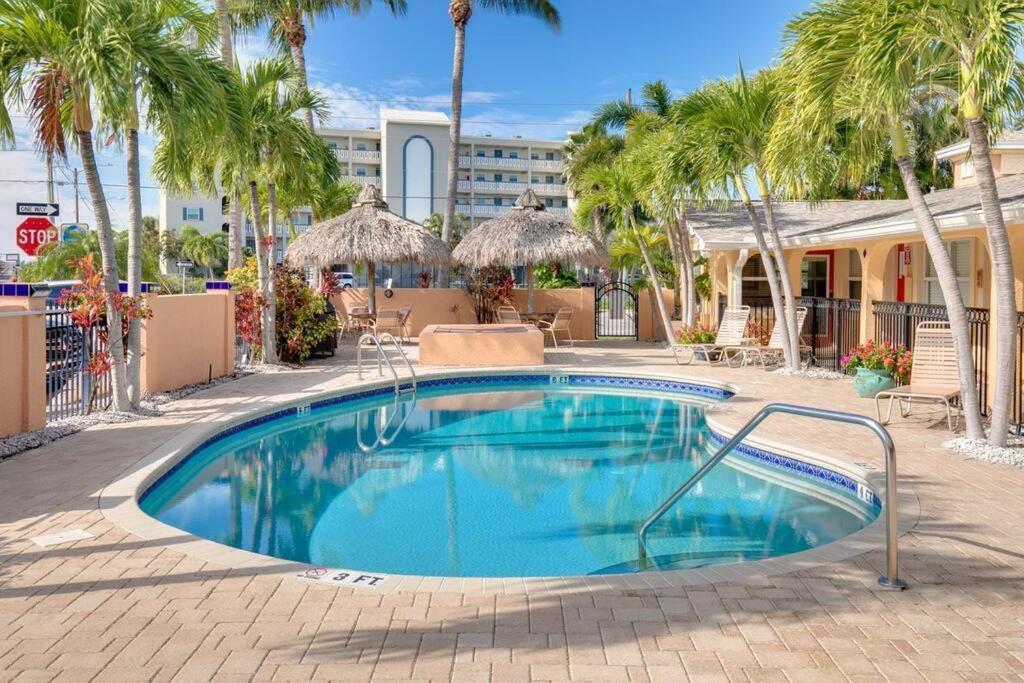 Steps To The Beach And Restaurants! - Coconut Villa'S Suite 1 St. Pete Beach Exterior photo